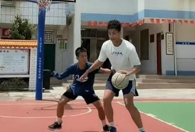 小喵姐|单挑网红，利用张家城作秀，发福的吴勇豪彻底沦为网红球员