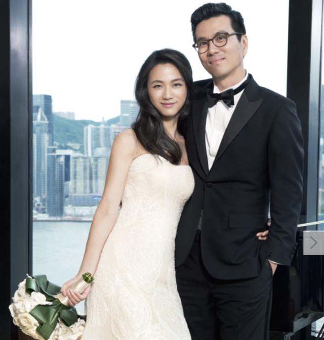 汤唯|汤唯混血女儿近照曝光，一头短发显可爱，与外公牵手散步画面温馨