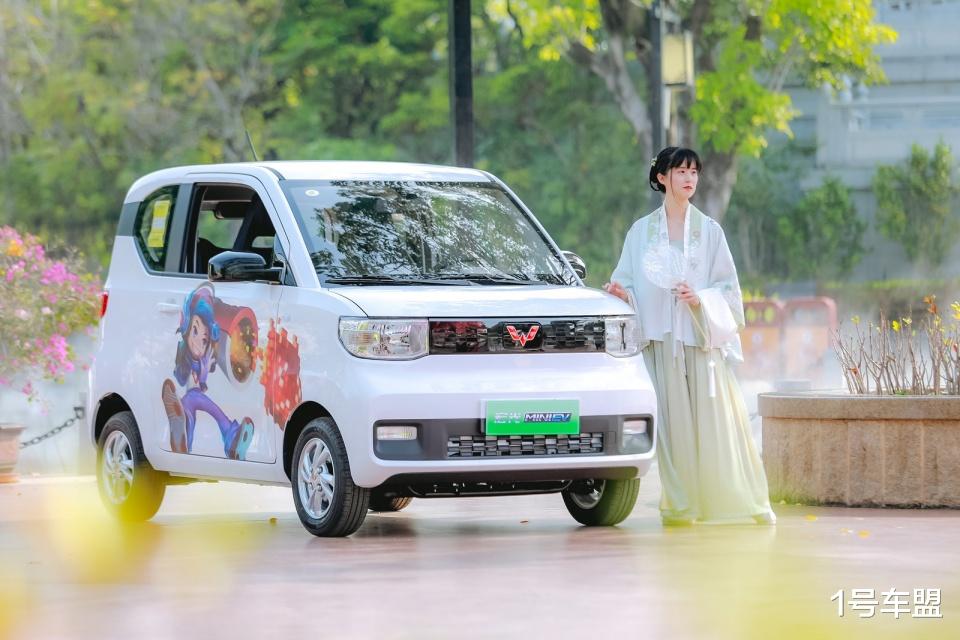 1号车盟 百台宏光MINIEV齐聚厦门方特,跨界破圈,打造“大人们的小乐园”