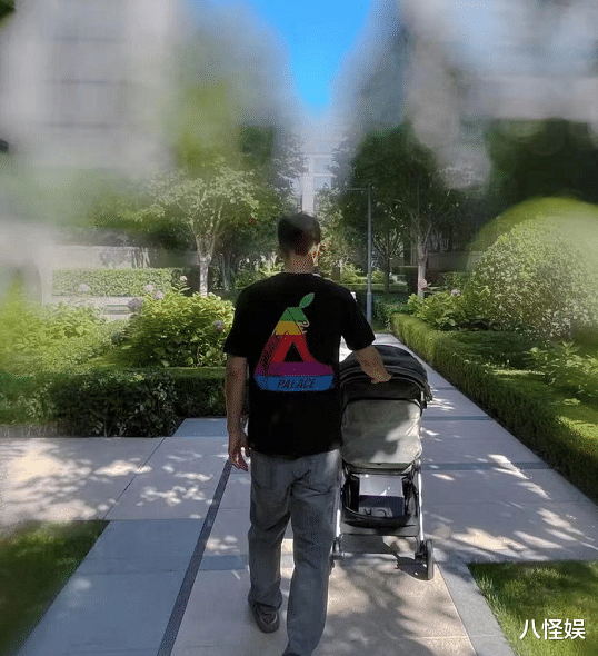 杜淳|王灿带女儿遛弯，遛累后杜淳给妻女当人肉沙发，一家三口好幸福