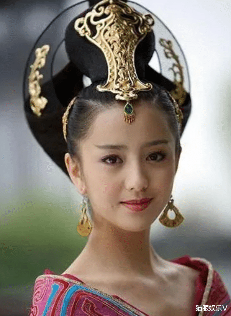 小泡芙|佟丽娅穿抹胸裙亮相，脚踩恨天高长腿惹人羡，粉丝抢着拿手机拍照