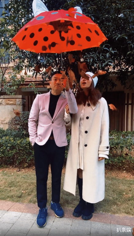 杨威|杨威晒一家五口幸福合照，12岁杨阳洋长出小胡子，又高又帅