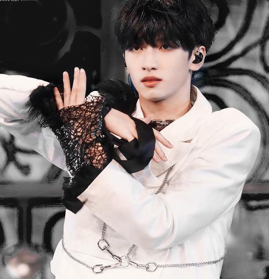 严浩翔|选手问严浩翔要签名被拒，理由很高级，公司感慨他长大了