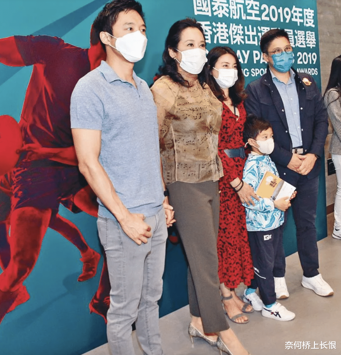 霍启山|最新霍启刚带郭晶晶母子街头拉选票，霍启山现身帮忙，戴口罩难掩帅气