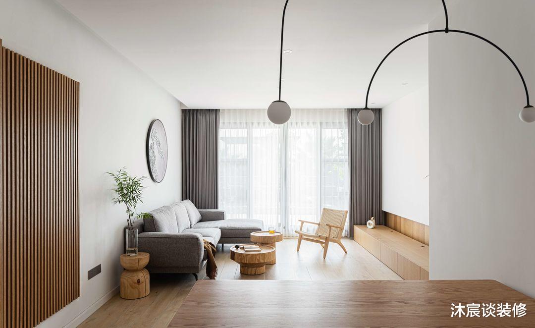 坚持“穷装”的她，原来才是真正的高明，全屋干净纯粹，实在温馨