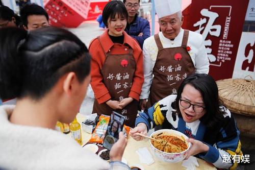 杨天真|长发飘飘的浪胃仙，浓妆艳抹做美甲，哪还有点男人的阳刚之气