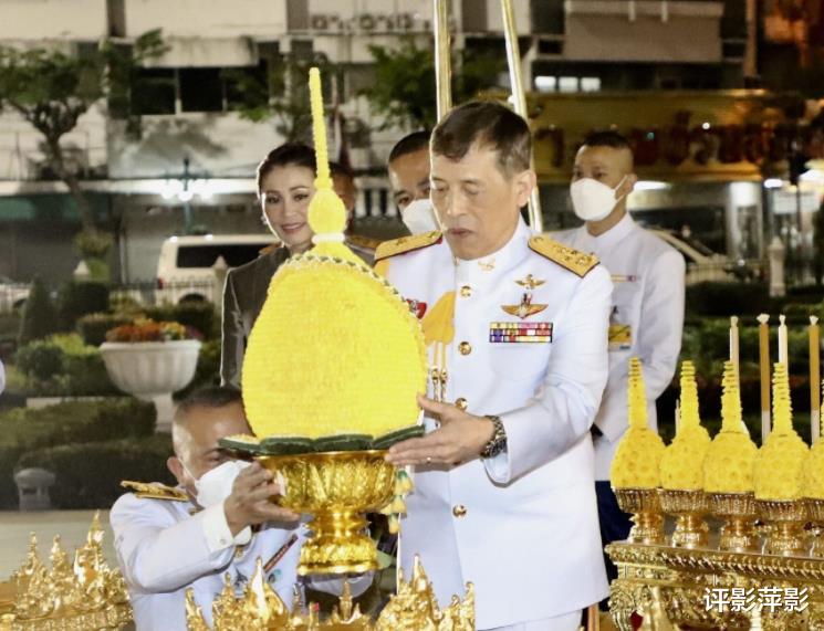 凯瑟琳·泽塔-琼斯|诗妮娜争座位惹怒苏提达，泰王取消她亮相资格，贵妃真是得不偿失