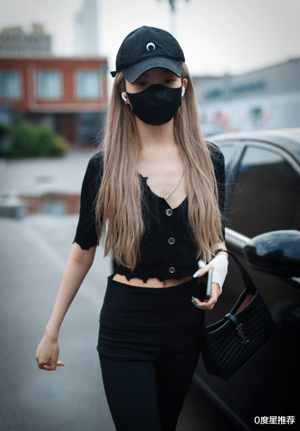 0度星推荐|陈卓璇为红真拼了，故意不好好穿衣服，破坏波浪边设计简直酥了
