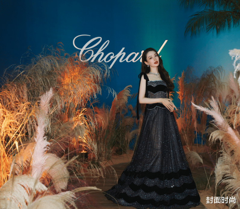 封面时尚 吉娜当了妈胆子反而更大了,挑薄透黑纱裙穿,气质不错但有点显胖