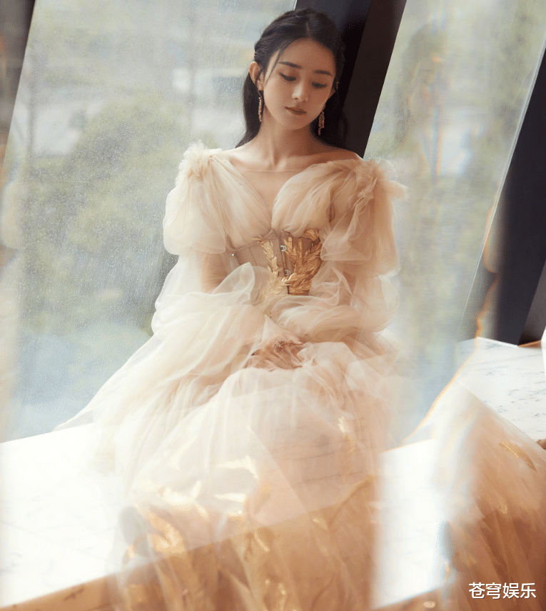 赵丽颖|赵丽颖穿国产礼服来芭莎派对，抓拍镜头下，无精修模样我没眼花？