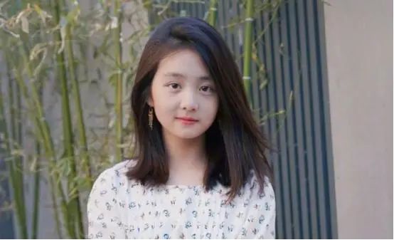 鲍蕾|鲍蕾晒带娃日常，12岁贝儿弹吉他有模有样，妹妹在镜头前捣乱