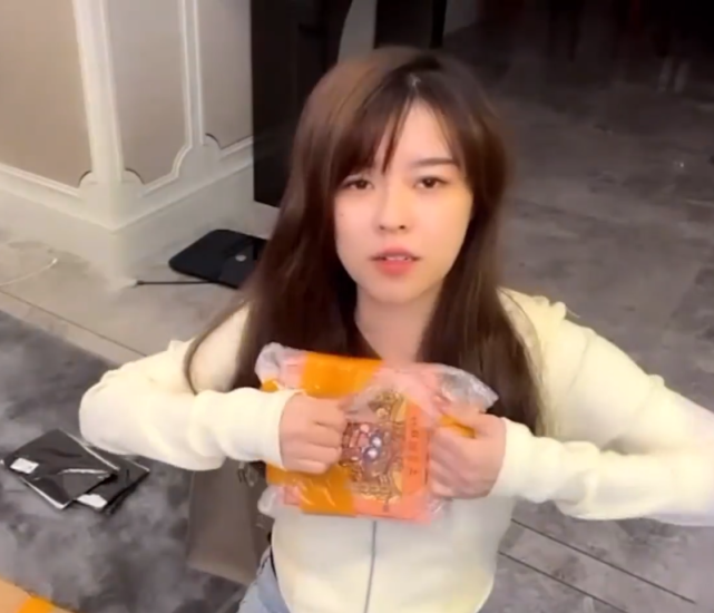 绝地求生|沫子直播参观自己家，当看到卧室，粉丝：沫子的形象彻底崩塌了！