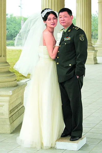 杨紫|娶小16岁超模为妻，退圈后靠养鸡身家过亿，曾经的“太监专业户”三德子凭什么？