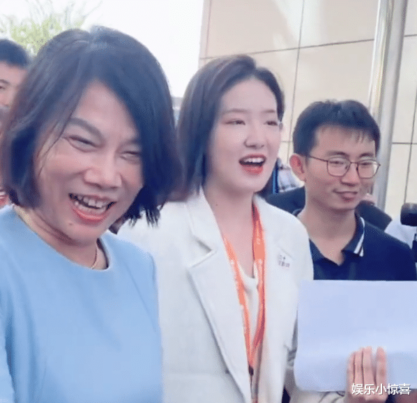 发型 22岁女学霸成董明珠秘书，剪董总同款发型，被嘲精气神不如之前足