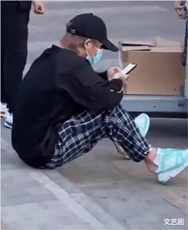 殷世航|殷世航不受封号影响，与套路璐牵手散步被偶遇，网友吐槽其身高只有1米3