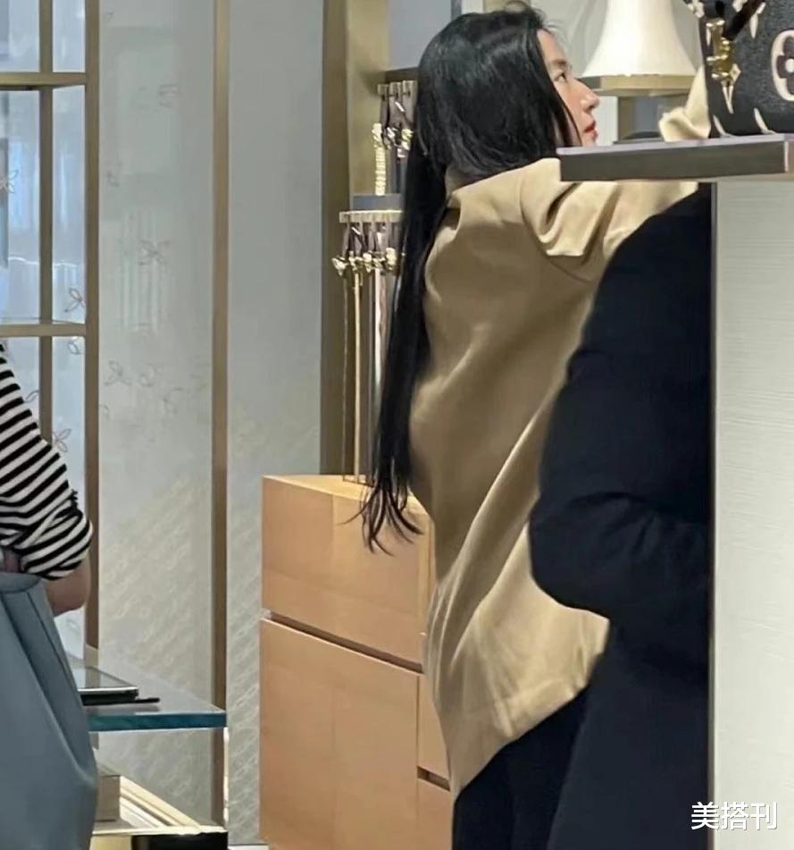 美搭刊|34岁刘亦菲无滤镜生图，五官精致颜值超能打，西装配长发又仙又攻