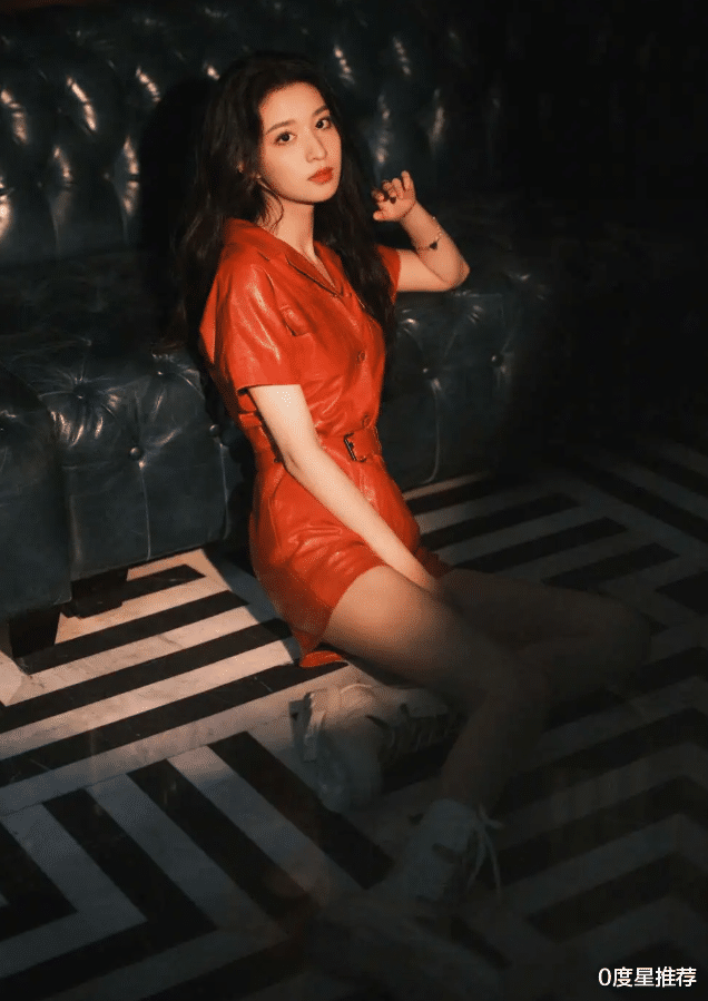 0度星推荐|王楚然高级氛围感大片，穿红皮革连体装，化身摩登女郎自带气场