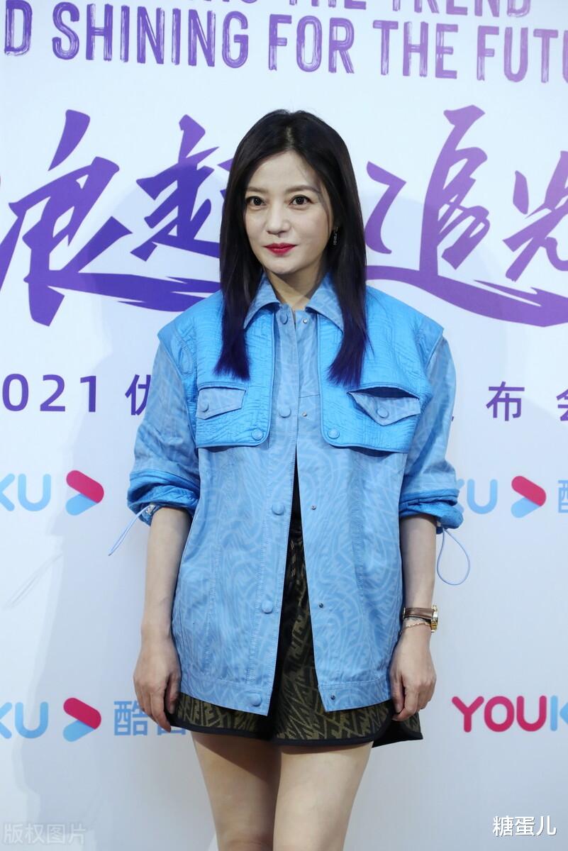 赵薇|强光下赵薇老态更明显，脸坑坑洼洼垮的厉害，但自然老就是优雅！