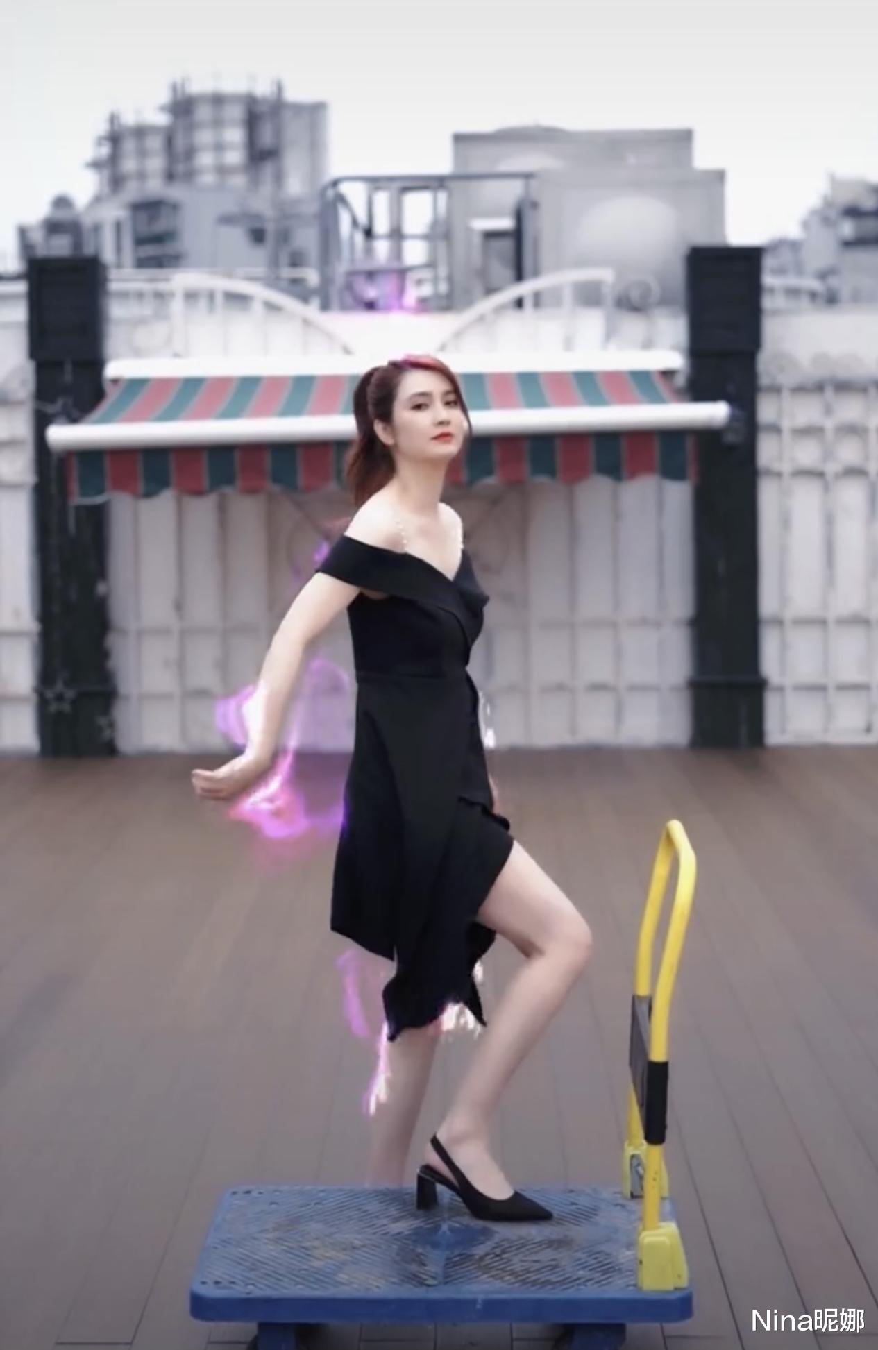 Nina昵娜|50岁洪欣真会闹腾,穿挂肩小黑裙秀身材,手推平板车载女儿太抢镜