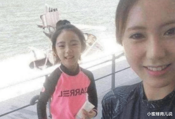 女孩|女孩因颜值太高被星探看中，本打算10年后签约，却先签约了妈妈