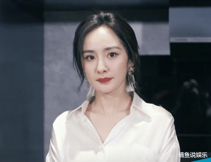 杨幂|生图状态下的杨幂有多美？白色衬衫尽显优雅范，低马尾造型好温柔