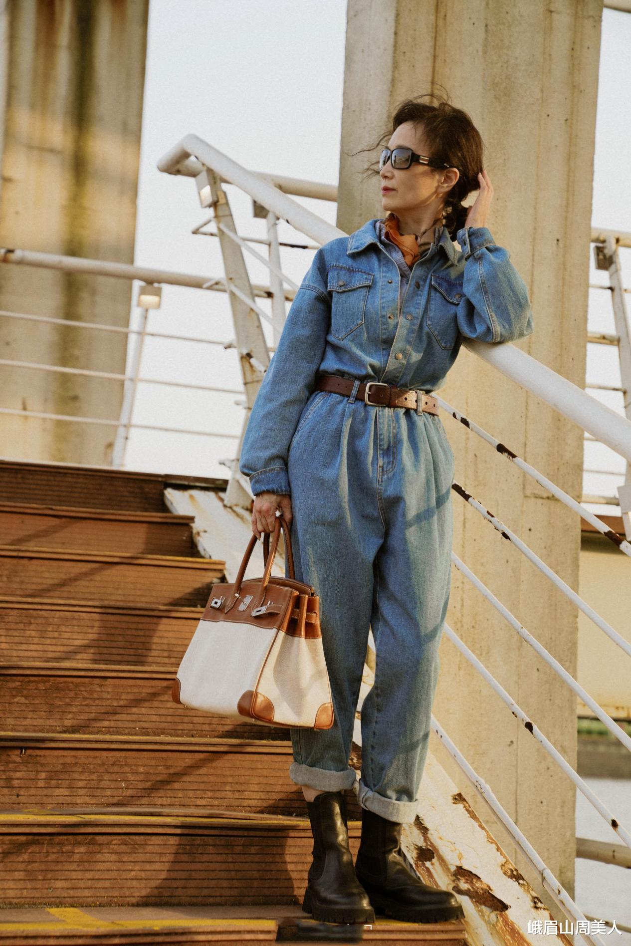 峨眉山周美人|女人50岁以后，夏天少穿T恤搭牛仔裤，学三木妈这样穿，真显气质