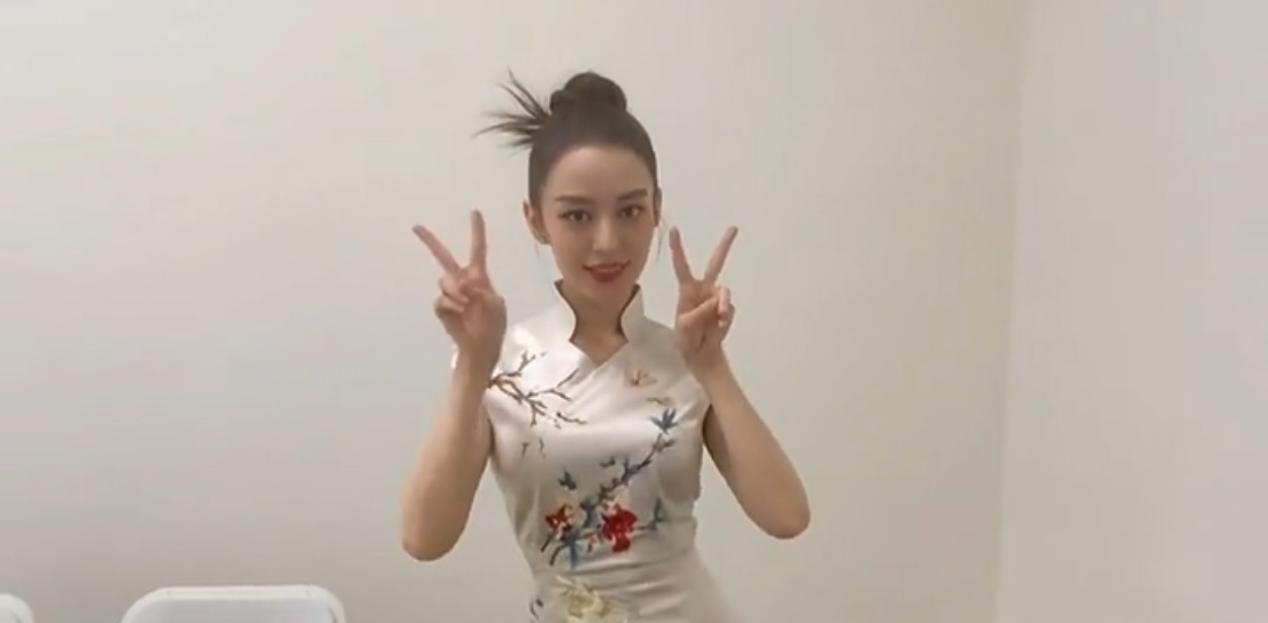 方脸妹说时尚|吉娜穿旗袍曲线迷人,满身刺绣显高贵,怪不得郎朗肯送DR钻戒