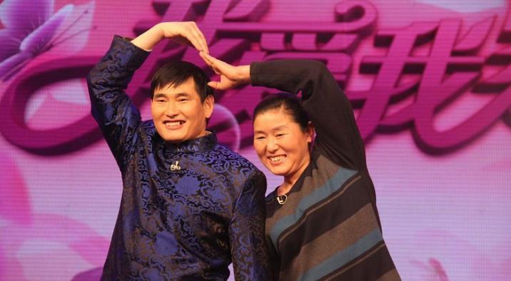 淡妆 大衣哥女儿罕见露面，现身美发店弄头发，减肥失败身材恢复原状