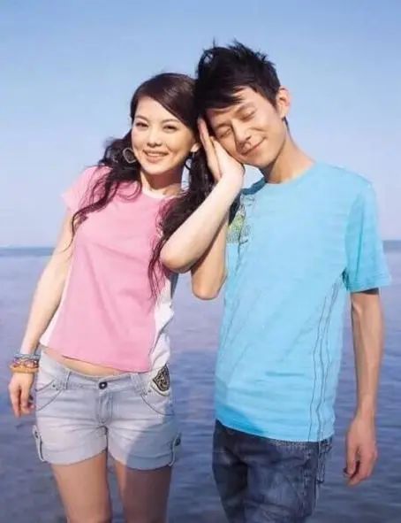 李湘|李湘变蛇精脸，与女儿就餐不忘拍照，王诗龄忙举杯挡脸