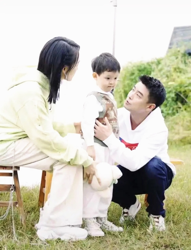 全球时尚号|“乒乓王子”王皓携全家出游，王皓搭配T恤很年轻，妻子一脸幸福