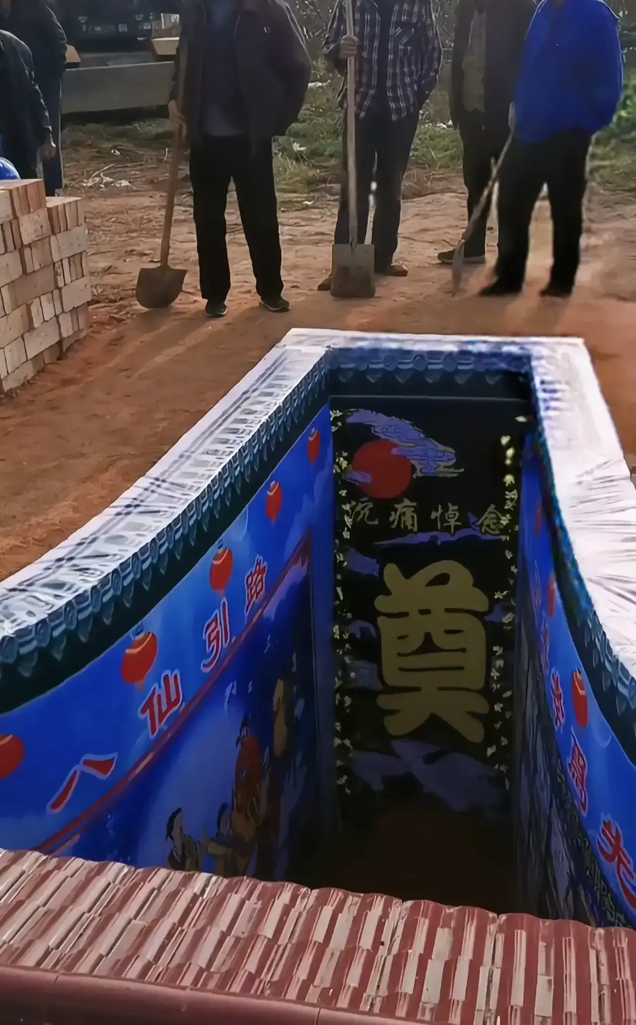 陕西网友分享豪华墓地照片,引起网友热议!