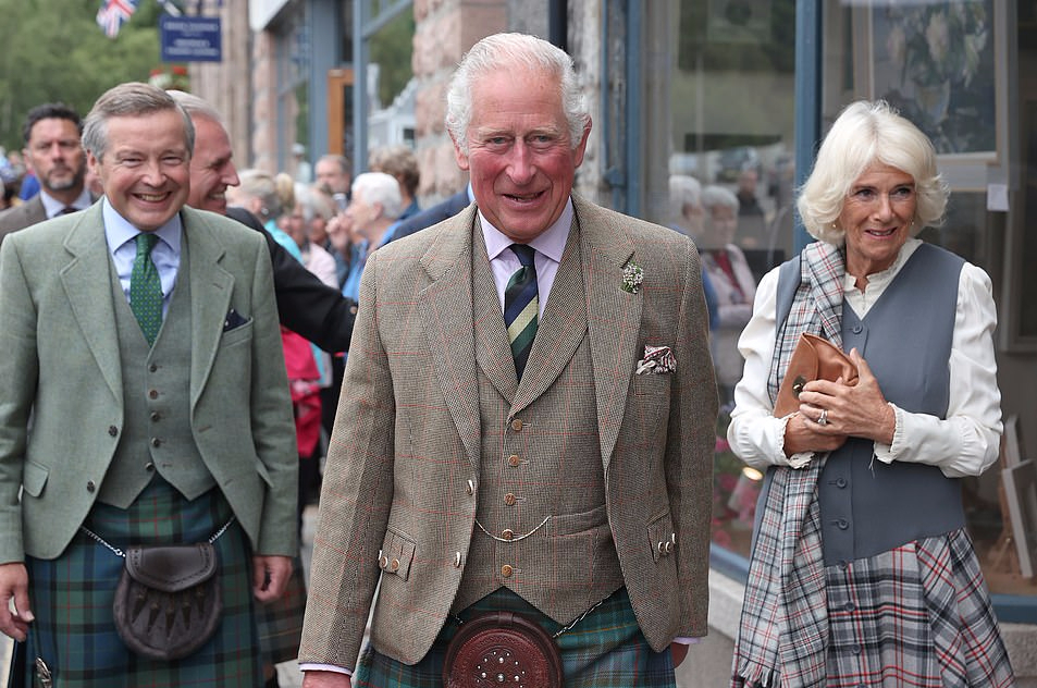 全球时尚风行|戴妃去世24周年！卡米拉却和查尔斯穿情侣装开心亮相，太让人心寒