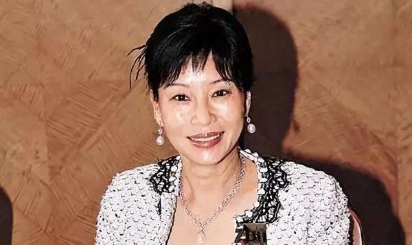 育妈计|坐拥数百亿身家，一顿饭却才吃100多元，不请保姆自己去市场买菜