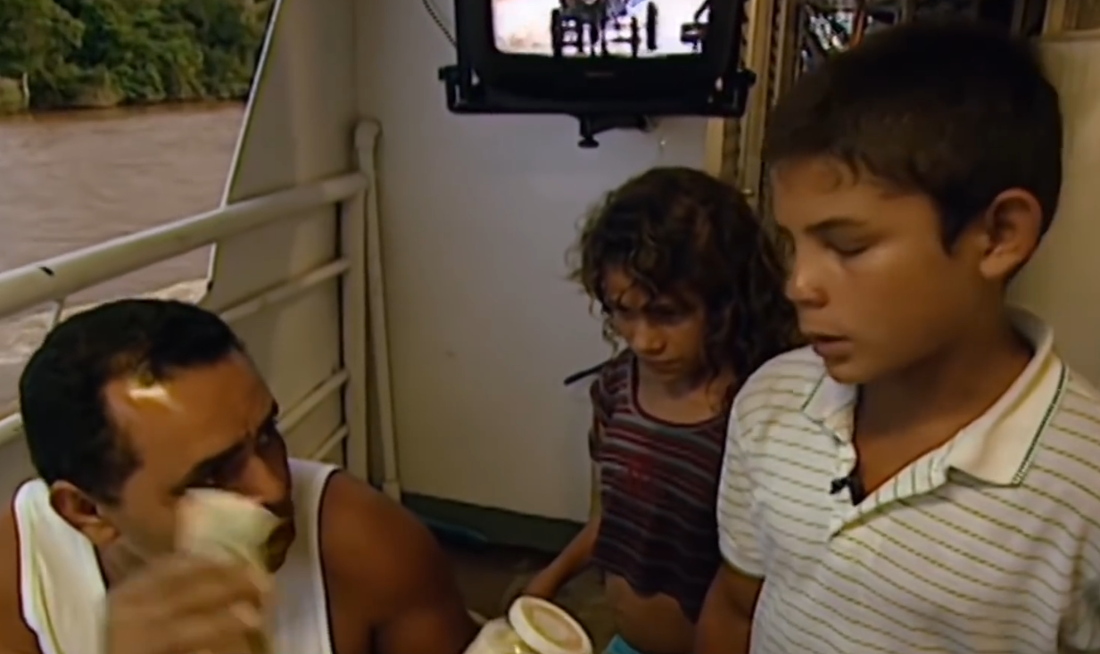 奇趣大天|玩命小孩！？巴西亚马逊河道，激流中用生命售卖的商贩！