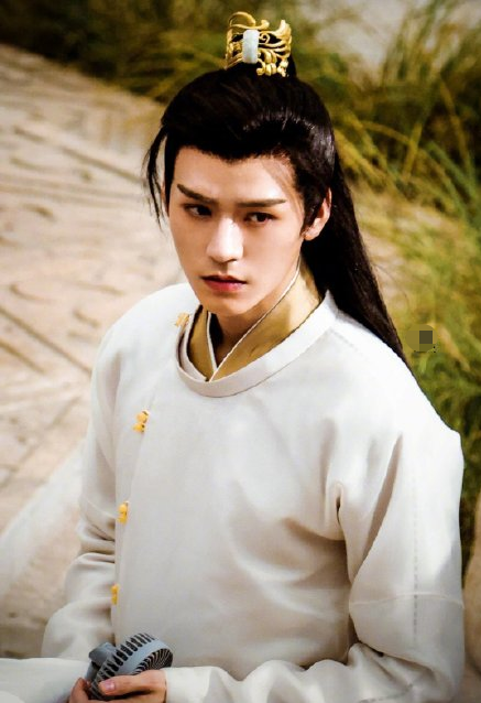 迪丽热巴|迪丽热巴新剧银发造型曝光，“鲶鱼须”再现，被指像“龙妈”