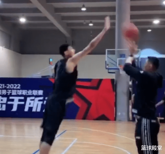 杜锋|徐昕单挑杜锋！被杜锋颜射+连吃晃，最后盖帽复仇，也难怪被弃用