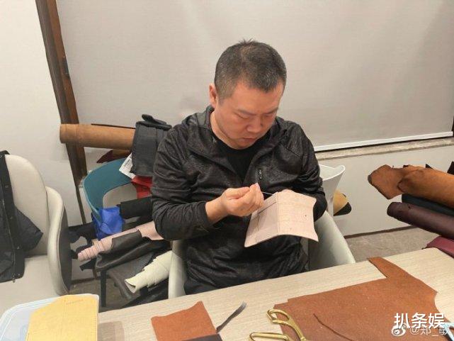 岳云鹏|岳云鹏嫌买包贵亲自给老婆做，连做五个包，买的材料被侃能开工厂