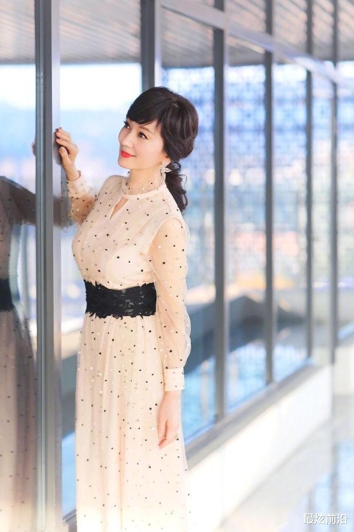 赵雅芝|赵雅芝可不服老！一袭轻薄透视纱裙清新优雅，66岁看起来就像26岁