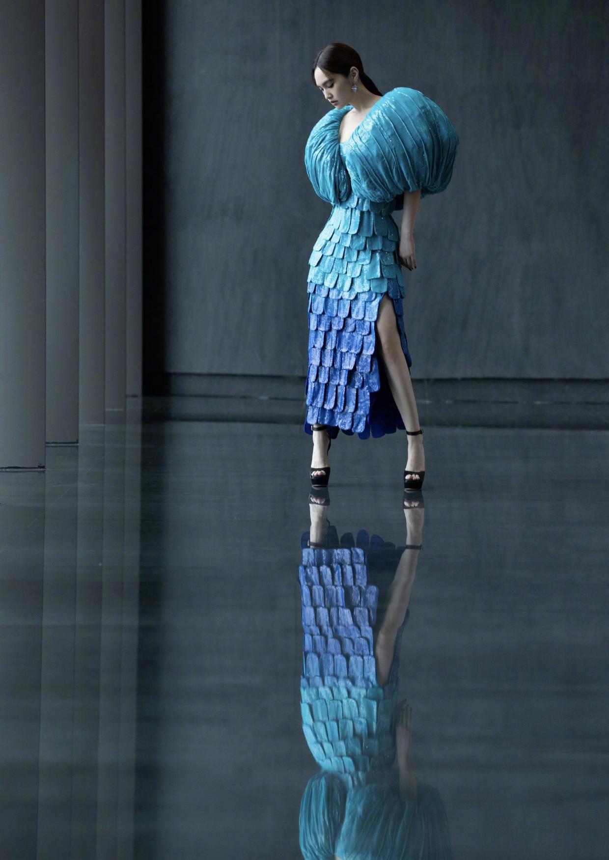穿衣搭配|杨丞琳化身“人鱼公主”，穿蓝色渐变鱼鳞裙亮相，气质高贵又惊艳