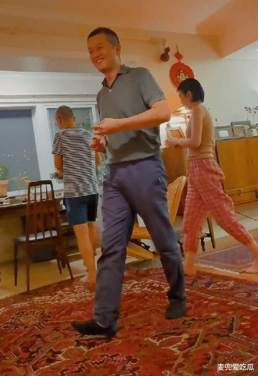 李嫣|李亚鹏与女儿互动？亲吻李嫣大腿惹争议，网友指责不懂分寸