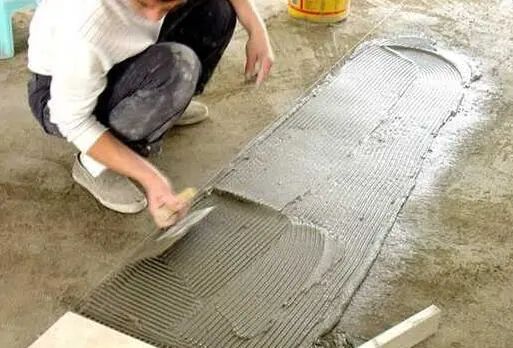 粘合剂和白水泥哪个适合贴瓷砖？看完施工图你才能彻底明白！
