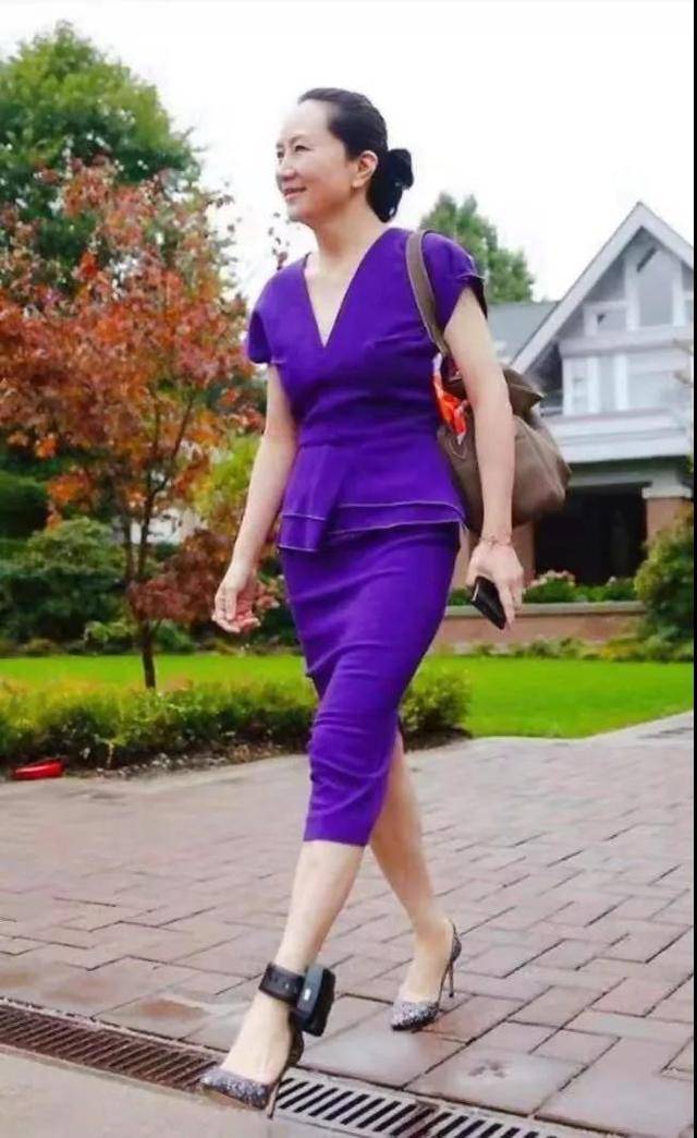 全球时尚号|孟晚舟才是贵族女神，带脚铐仍支持国货，走路带风气质不减