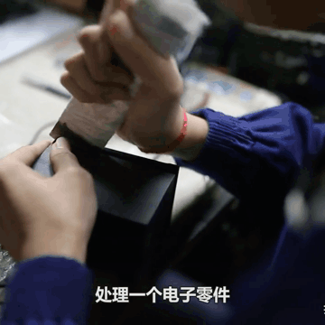 小伙吃鱼不吐刺 东莞电子厂最扎心一幕流出，这是成人世界最残酷的真相