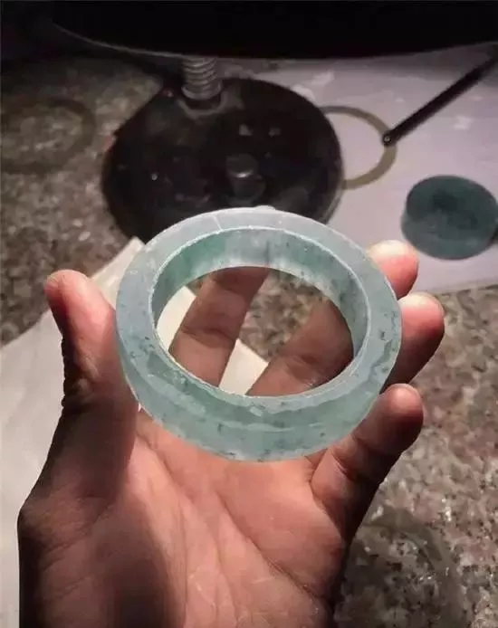 玛瑙|满是裂纹的翡翠原石，居然切出了5只高冰飘花手镯！价值过百万！