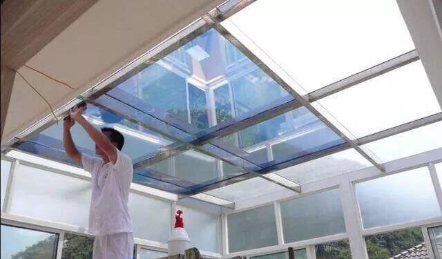 粉色|越来越多人在玻璃上装这种材料,隔热保温又降噪,砸都砸不碎