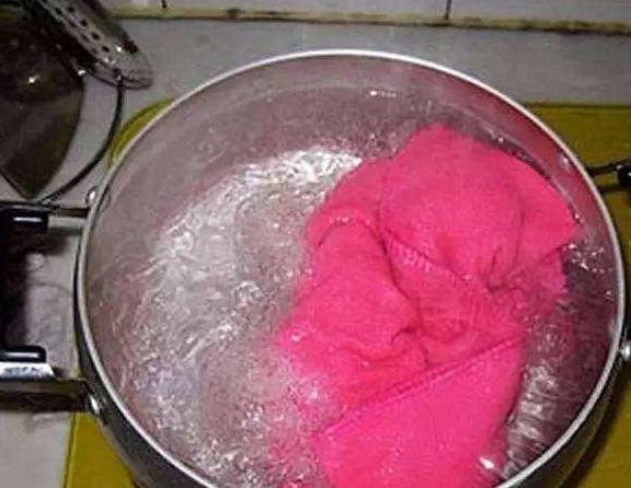 |毛巾用久了又臭又滑？家里老人告诉我，这样洗毛巾干净又柔软！