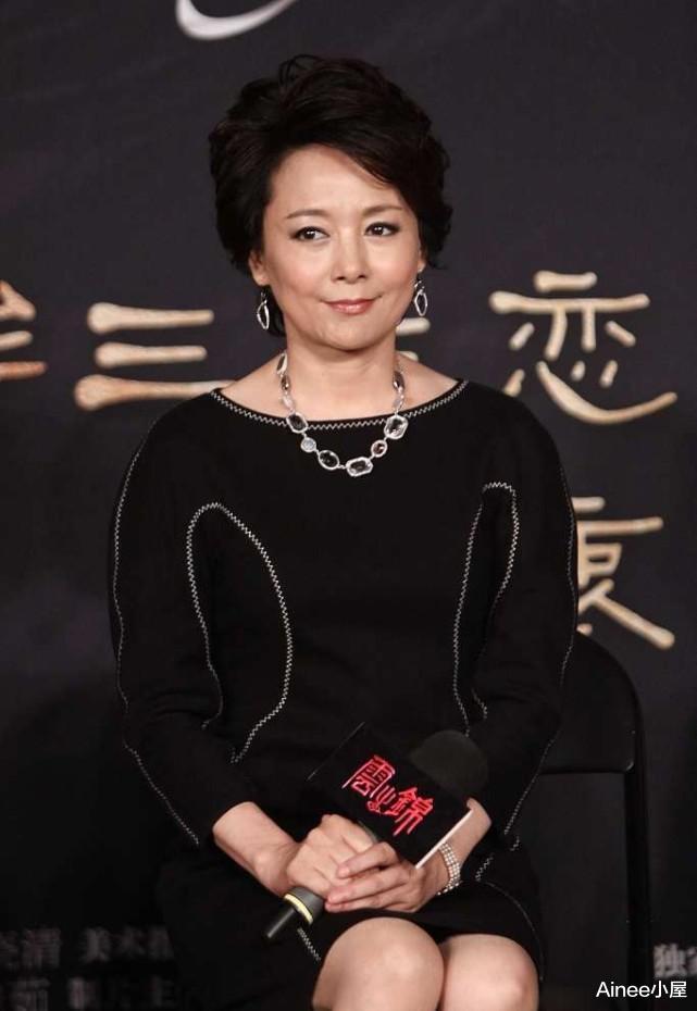 Ainee小屋|张瑜才是优雅代言人,穿描边黑裙配高跟鞋,妆容素雅大气挺高贵