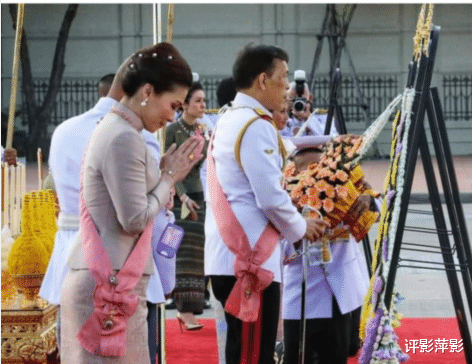 泰国二公主难得归来,王室五口人齐聚,红毯细节却彰显宫廷尊卑