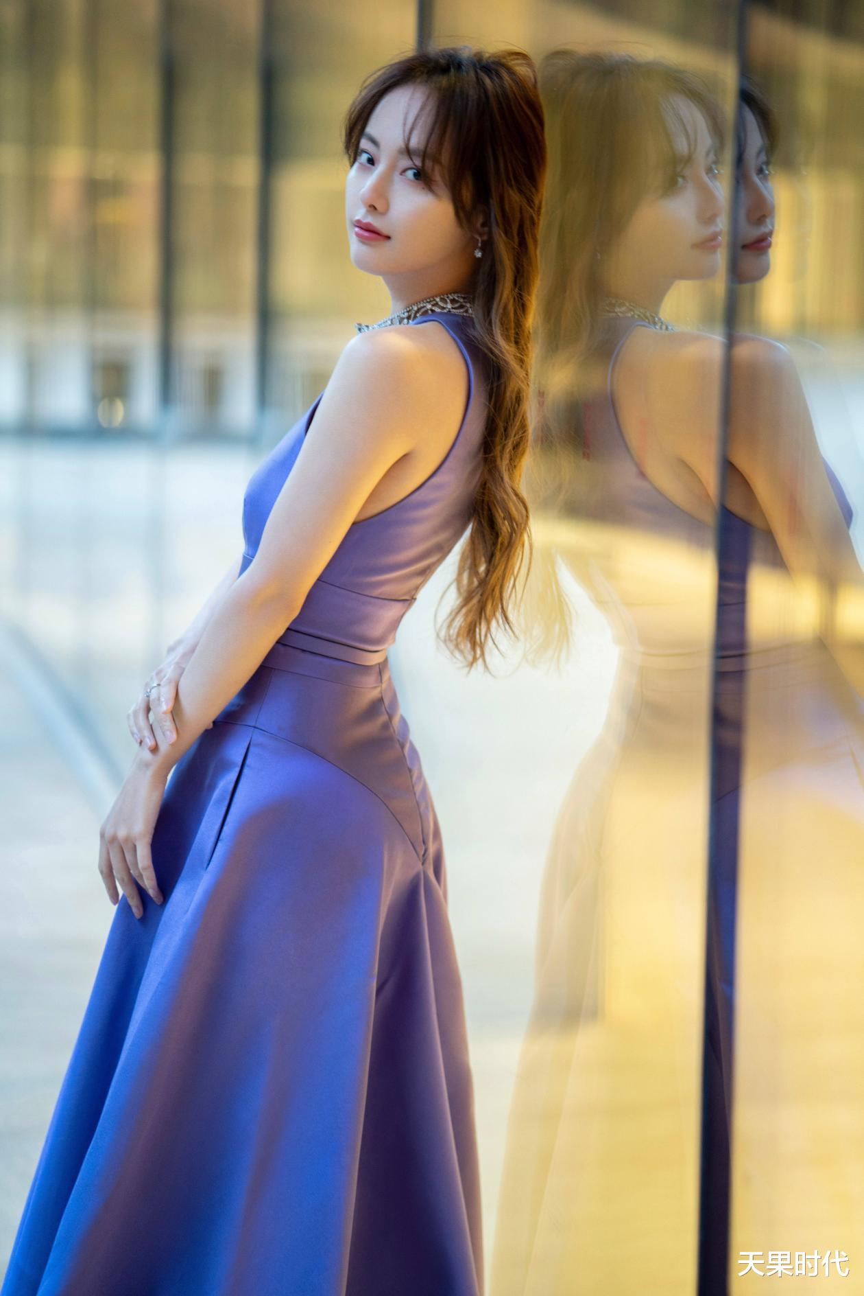 天果时代 张嘉倪颜值高衣品也高，紫色连衣裙华美高级，转身之后更惊艳