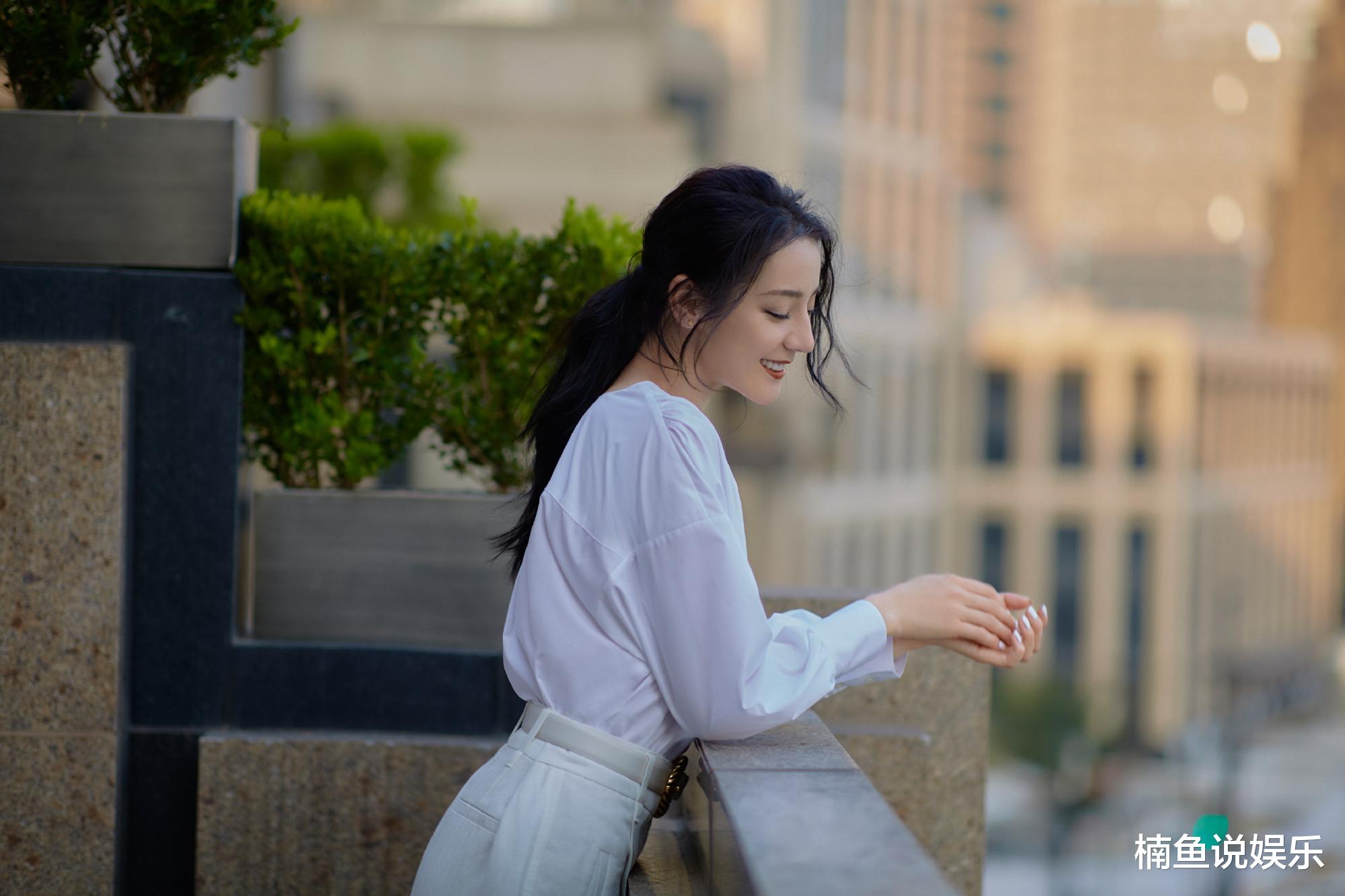 迪丽热巴|迪丽热巴美得好过分！白衬衫造型尽显优雅范，一颦一笑太动人